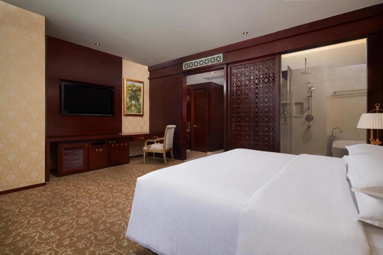 Sheraton Chongqing Hotel Bagian luar foto