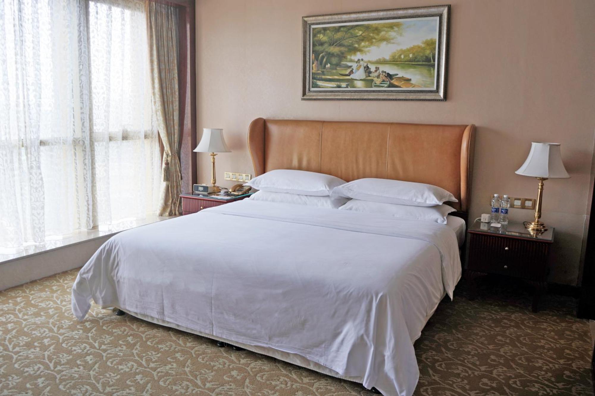 Sheraton Chongqing Hotel Bagian luar foto